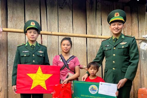Những người cha mang màu áo xanh