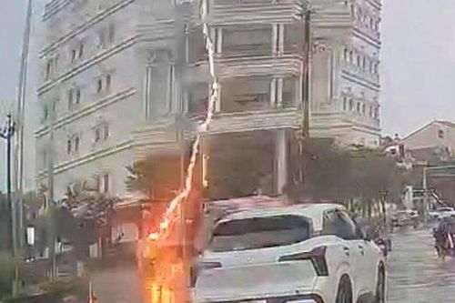 Người phụ nữ bị sét đánh nguy kịch khi đang lái xe máy