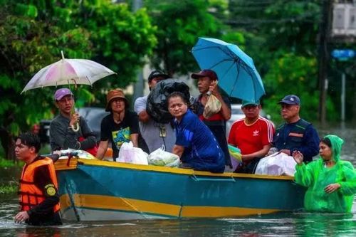 Người dân Bangkok kể lại những giờ vật lộn với nước ngập