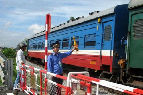 Việc xử phạt vi phạm hành chính đối với các hành vi vi phạm quy định về quản lý an toàn hệ thống đường sắt được quy định như thế nào?