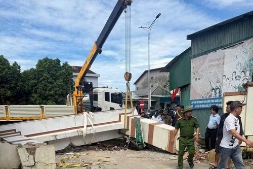 Xe cẩu va cổng làng, bé trai lớp 3 bị đứt lìa cánh tay