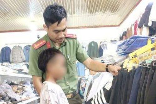 Bé trai 13 tuổi một mình vượt gần 100km đường núi tìm mẹ được Công an hỗ trợ