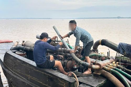 Vĩnh Long: Phát hiện hai phương tiện chứa hơn 24 m³ cát không rõ nguồn gốc trên sông Hàm Luông