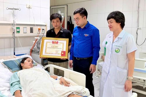 Cô giáo bị xe tải cán khi cứu học sinh được trao Huy hiệu 'Tuổi trẻ dũng cảm'