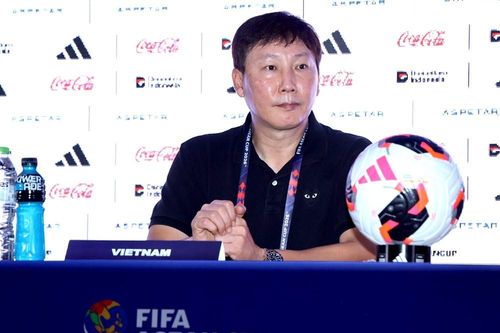 Thua Thái Lan, HLV Kim Sang-sik tiếc vì không có Xuân Son trên sân