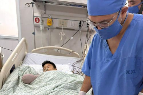 Cổng làng đổ sập đè bé trai 8 tuổi: Bác sĩ tạm nối bàn tay vào chân