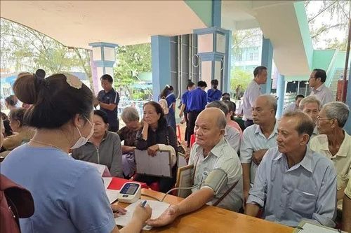 Chăm sóc sức khỏe, an sinh xã hội cho người cao tuổi