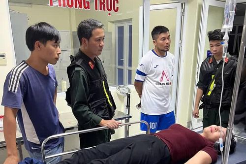 Cảnh sát cơ động kịp thời đưa người bị tai nạn đi cấp cứu