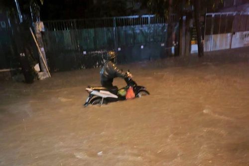Mưa xối xả giờ tan tầm, nhiều tuyến đường ở TP.HCM ngập sâu