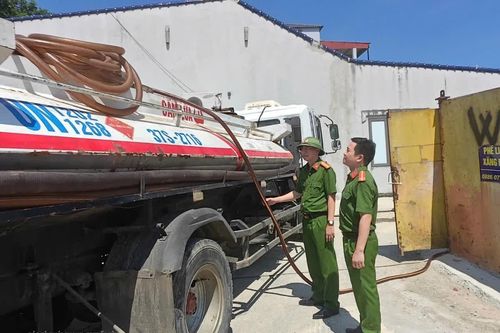 Phát hiện cơ sở thu mua phế liệu có dấu hiệu kinh doanh dầu không phép