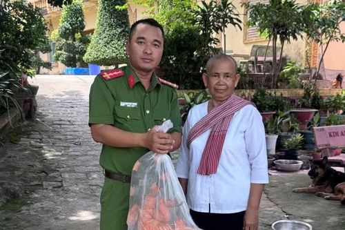 Người dân tự nguyện giao nộp động vật hoang dã được phóng sinh tại chùa