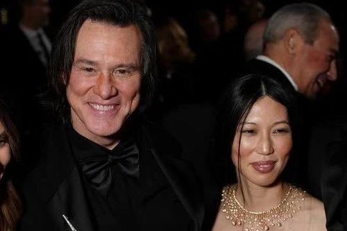Jim Carrey kết hôn với bạn gái kém 32 tuổi