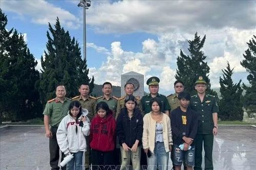 Trục xuất 9 người nhập cảnh trái phép vào Việt Nam
