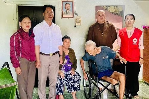 Hội Chữ thập đỏ xã Kông Bơ La trao tặng 5 xe lăn đến các hộ nghèo, gia đình chính sách