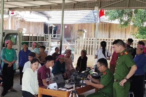 Những bước chân đưa công dân số về bản