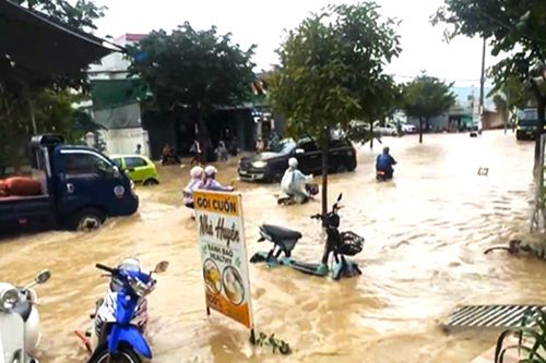 Mưa đá trút xuống thủ phủ rau Lâm Đồng