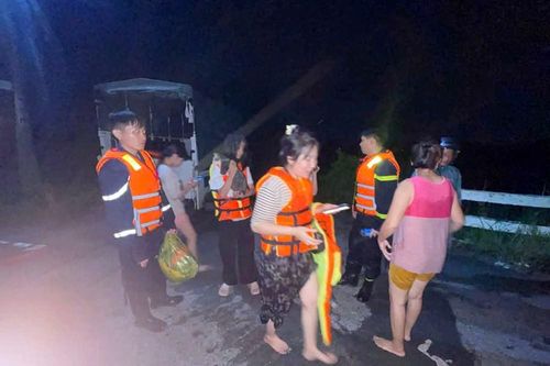 TP.HCM:Xuyên đêm giải cứu 12 người mắc kẹt trong vùng nước dữ