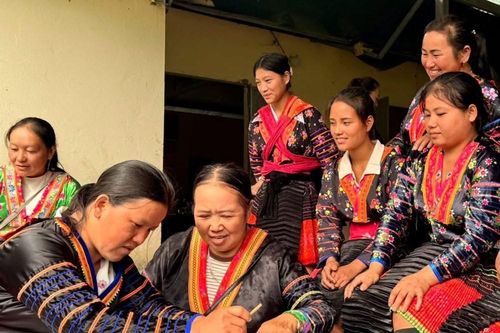 Độc đáo nghề tạo hoa văn trên trang phục truyền thống của người Mông hoa