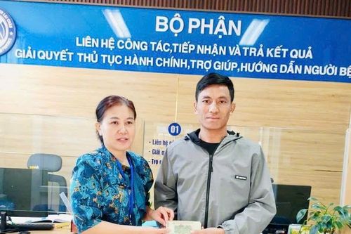 Cán bộ Bệnh viện Đa khoa tỉnh Lai Châu trao trả hơn 5 triệu đồng cho người đánh rơi