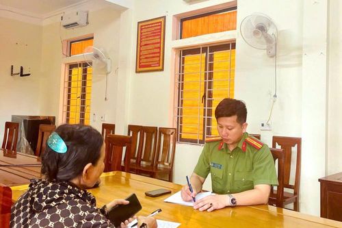 Đi bán vàng nhưng các tiệm vàng đều đóng cửa, người phụ nữ SN 1969 lập tức đến Công an và phát hiện sự thật