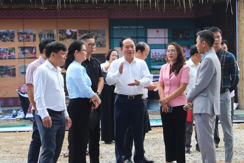 Phó Chủ tịch UBND tỉnh Nguyễn Minh Phú kiểm tra công tác tổ chức Ngày hội Văn hóa dân tộc Mông