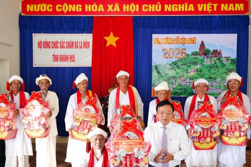 Phó Chủ tịch UBND tỉnh Lê Huyền thăm, chúc mừng đồng bào Chăm theo đạo Bàlamôn nhân dịp Lễ hội Katê 2026