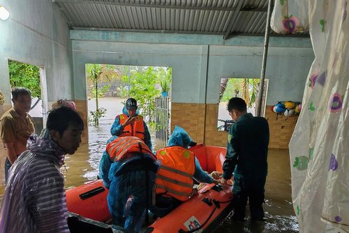 Lực lượng vũ trang tỉnh Quảng Ngãi giúp dân ứng phó mưa lớn