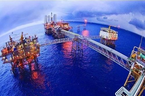 Năng lượng phân hóa mạnh: Lọc dầu hưởng lợi, hàng không chịu sức ép từ giá nhiên liệu