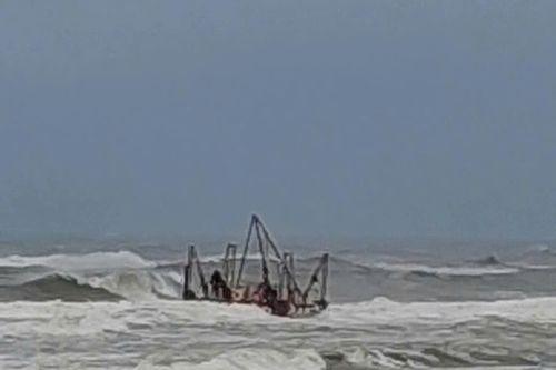 Đang câu mực, ngư dân Quảng Trị cứu 5 công nhân mắc kẹt giữa biển