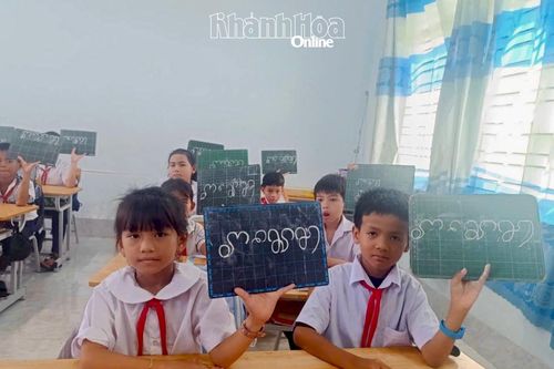 Giữ gìn nét đẹp chữ Chăm