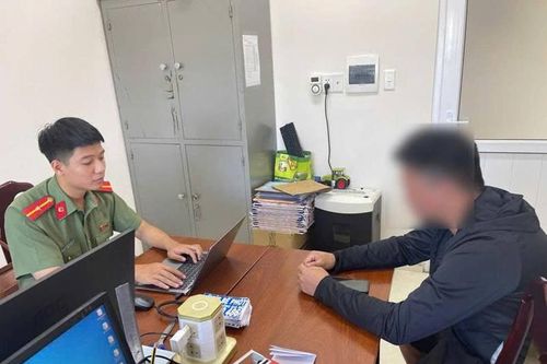 Phạt tiền người đàn ông dán quảng cáo trái phép lên cột điện