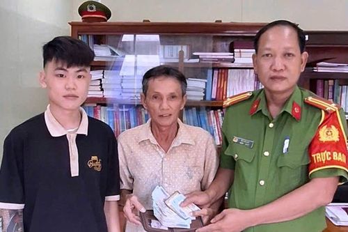 Công an đặc khu Phú Quốc hỗ trợ du khách nhận lại tài sản thất lạc