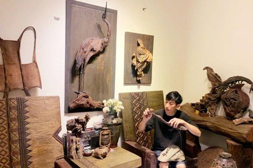 Người trẻ đưa hoa văn Hrê vào những tác phẩm mỹ nghệ từ gỗ