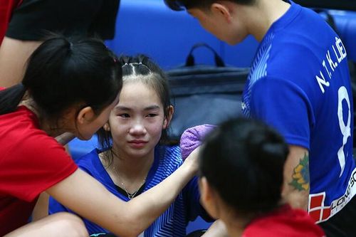 Libero trẻ nhất VN nằm sân vì bị ngoại binh Mỹ đập bóng trúng mặt, khóc nức nở tưởng lệch cả hàm