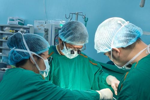 Dị vật kẹt 6 tháng trong cổ bé trai 6 tuổi, chèn ép khí quản