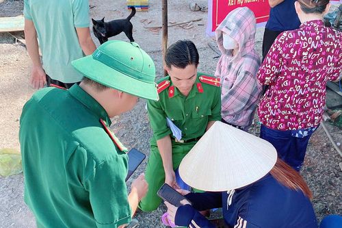 Hỗ trợ người dân đảo Hòn Chuối đăng ký định danh điện tử, nâng cao kỹ năng số