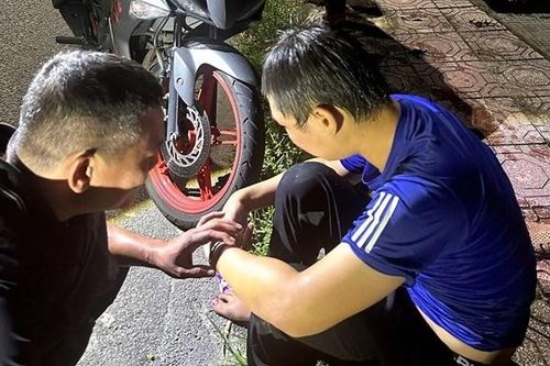 Chiến sĩ công an Huế kịp thời cứu sống thanh niên nhảy cầu lúc nửa đêm