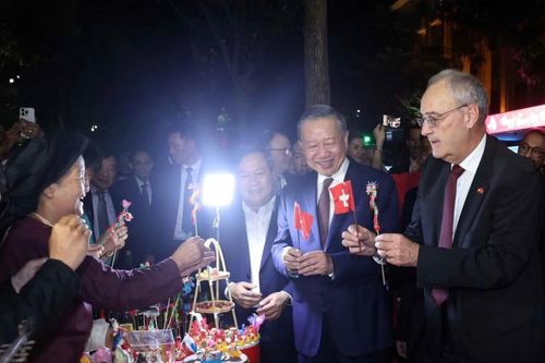 Tổng Bí thư, Chủ tịch nước Tô Lâm, Tổng thống Thụy Sĩ dạo phố đi bộ hồ Hoàn Kiếm