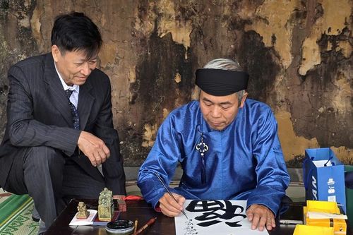 Liên hoan Thư pháp Việt Nam lần thứ I diễn ra tại Huế từ ngày 22/10