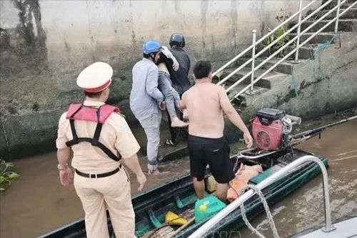 Cảnh sát đường thủy cứu sống nam thanh niên nhảy cầu Bến Lức