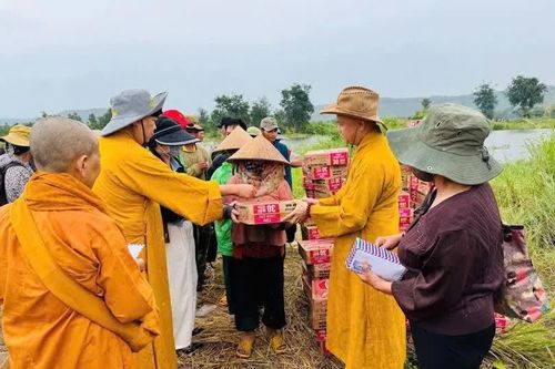 Gia Lai: Ban Kinh tế Tài chính - Từ thiện xã hội GHPGVN tỉnh tặng quà đến đồng bào vùng sâu