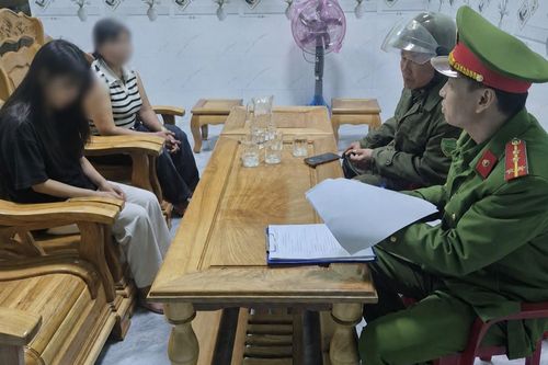 Ngăn chặn 2 bé gái 'đi làm ăn xa'