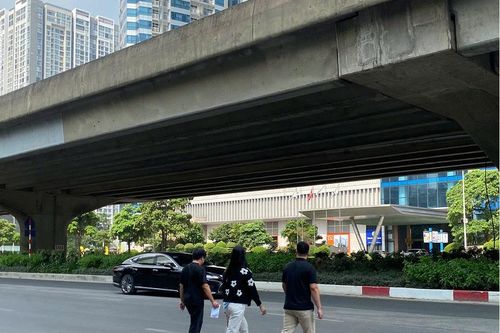 Hầm đi bộ ở Hà Nội và thói quen 'băng cắt'… như không