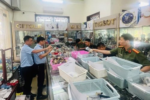 Chủ cửa hàng bày bán hơn 2.000 đồng hồ giả mạo 10 thương hiệu nổi tiếng, có cả Rolex