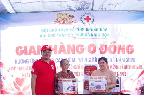 Hội Chữ thập đỏ phường Ninh Hòa trao 210 suất quà cho người nghèo