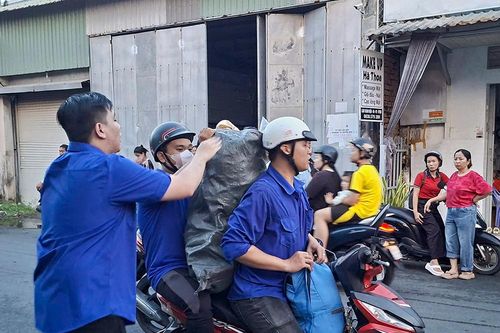 Đoàn viên phường An Xuyên hỗ trợ khắc phục hậu quả vụ cháy nhà kho mút xốp