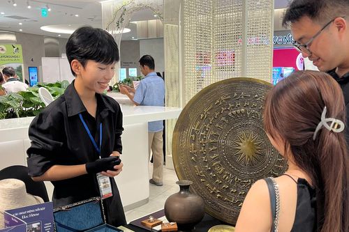 GenZ với nỗ lực đưa nghề chạm bạc ra khỏi lũy tre làng