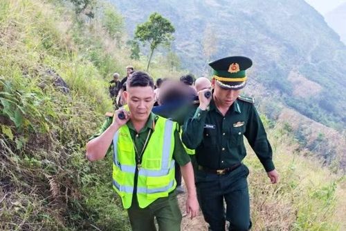 Công an xã Lũng Cú cứu du khách rơi xuống vực tại điểm Cực Bắc