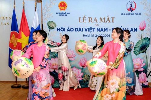 Gìn giữ hồn Việt trên đất Phần Lan qua tà áo dài truyền thống
