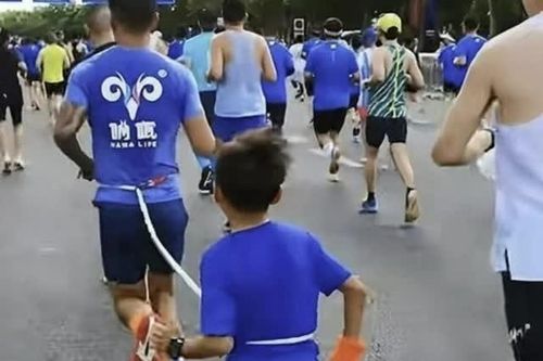 Bị cấm thi đấu trong 3 năm vì đưa con trai 9 tuổi chạy cùng cự ly bán marathon